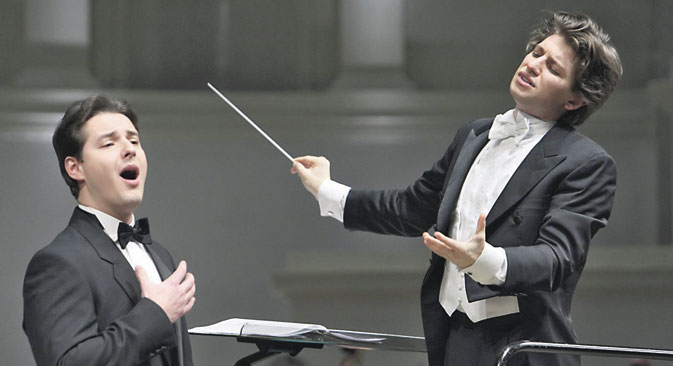 Dmitry Korchak (à gauche) et Daniele Rustioni lors du concert. Crédit : Kommersant