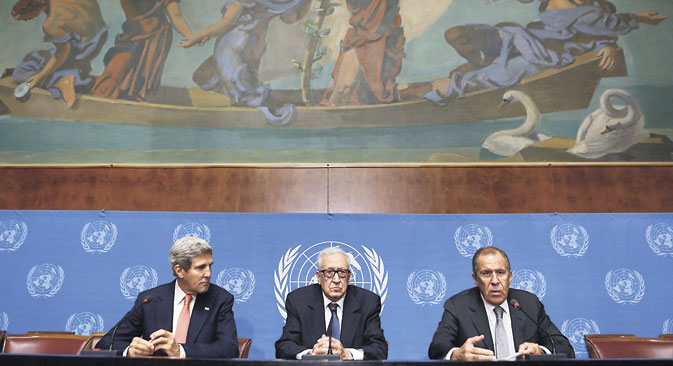 M. Brahimi entouré des chefs de la diplomatie américaine et russe. Crédit : Reuters