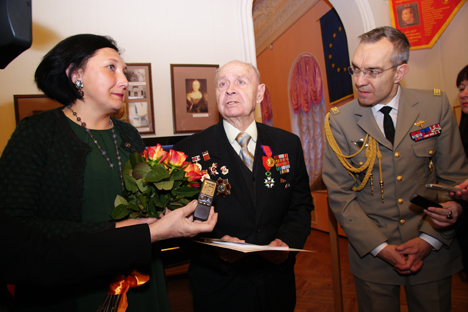 Valentin Ogourtsov (au centre) à la remise de sa Légion d’honneur. Source : service de presse
