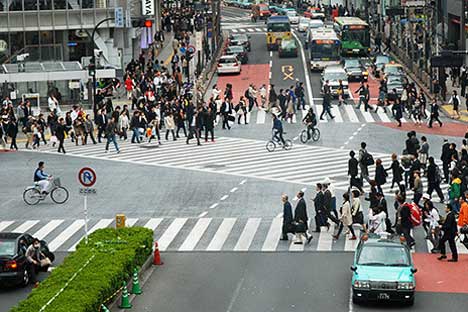 Le célèbre passage piéton Shibuya au Japon est le passage piétons le plus traversé au monde. Source : Théo/flickr.com