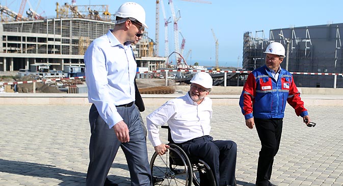 Le président du Comité international paralympique Philip Craven (au centre) lors de sa première visite au parc olympique de Sotchi. Crédit : Mikhaïl Mokrouchine / RIA Novosti