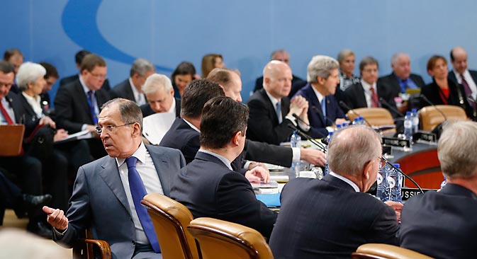 Selon Serguaï Lavrov (à gauche), la Russie ne peut rester indifférente à la situation en Afghanistan après 2014 à cause de sa proximité géographique avec ce pays. Crédit : Reuters