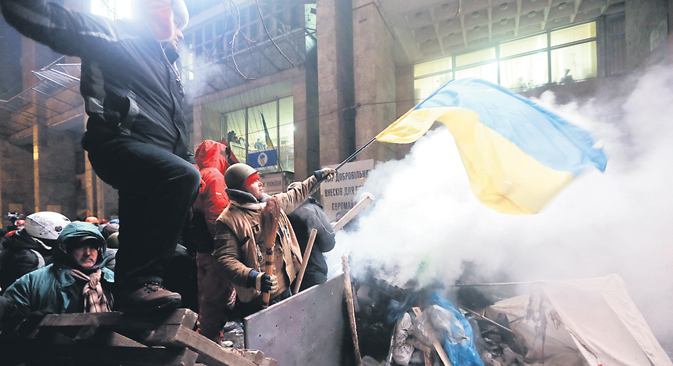 À Kiev, des dizaines de milliers de personnes ont envahi la place de l’Indépendance, le « Maïdan ». Le centre de la capitale a vu se dresser des barricades de fer et de glace. Crédit : AP