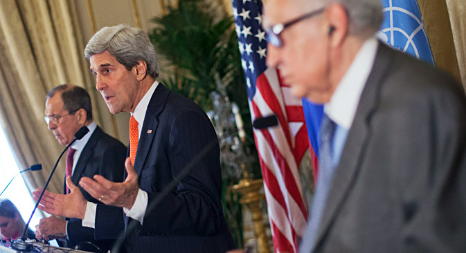 Le ministre des Affaires étrangères russe Sergueï Lavrov (à gauche) et le secrétaire général d'État des États-Unis John Kerry (au centre) se succèderont au dirigeant de l’ONU. Crédit : AP