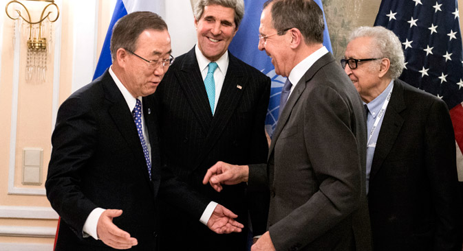 De g. à dr.: le secrétaire général de l’ONU Ban Ki-moon, le secrétaire d’Etat américain John Kerry, le ministre des Affaires étrangères russe Sergueï, l’envoyé spécial de l’ONU Lakhdar Brahimi. LavrovCrédit : AP