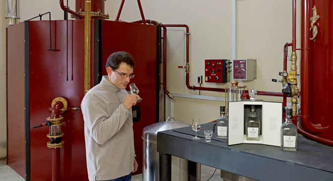 Christophe Gauville, maître de chais de la distillerie, devant l’alambic spécialement réalisé pour la marque Viche Pitia. Crédit : Emmanuel Grynszpan