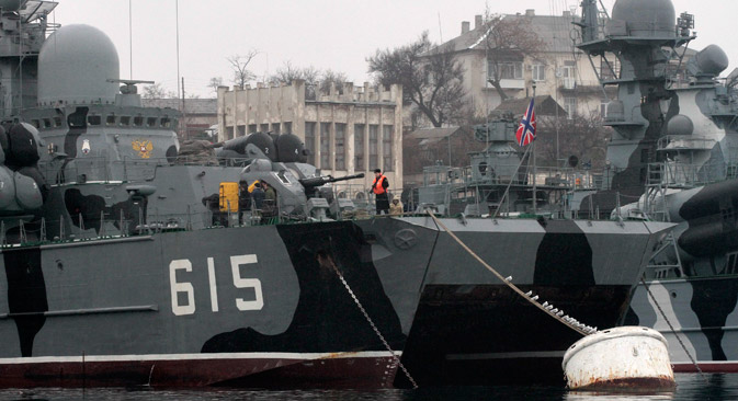 Des navires russes à la base navale militaire russe à Sébastopol, en Crimée. Crédit : Reuters