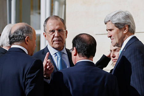 De droite à gauche : le secrétaire d'État américain John Kerry, le président français François Hollande et le ministre russe des Affaires étrangères Sergueï Lavrov lors d'une rencontre à Paris consacrée au règlement de la crise en Ukraine. Crédit : AP