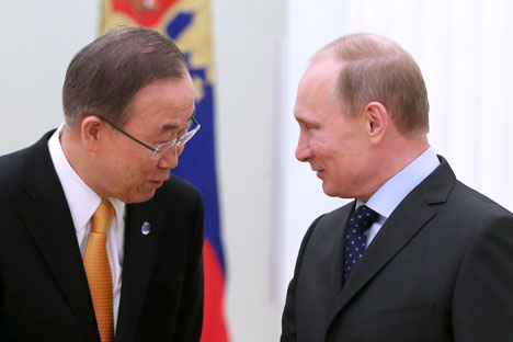 Tendo ido falar aos jornalistas depois de uma longa conversa particular com Putin (dir.), Ban Ki-moon (esq.) disse que o encontro foi produtivo e construtivo Foto: ITAR-TASS