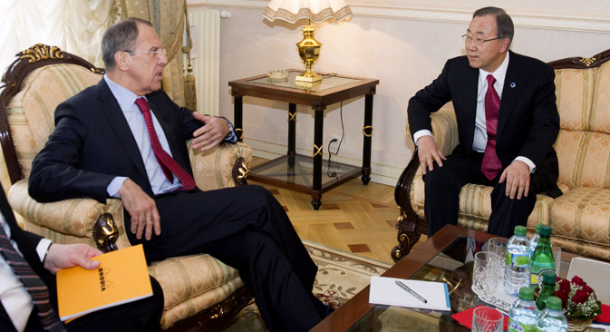 Le ministre russe des Affaires étrangères Sergueï Lavrov (à gauche) et le secrétaire général de l'ONU Ban Ki-moon. Crédit : AP