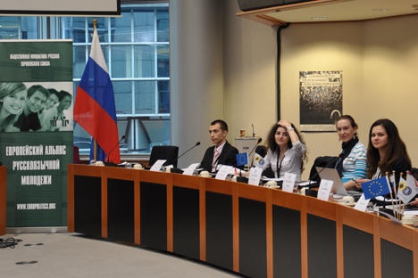 Le 4 avril dernier, au Parlement européen s’est tenu le Forum européen de la jeunesse russe sur le thème des « Valeurs morales et familiales : problèmes actuels des Russes résidant dans l’UE ». Crédit : Nikolaï Ramenski