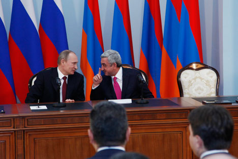 Les présidents russe Vladimir Poutine (à g.) et arménien Serge Sargsian lors de la signature des documents à l'issue d'une rencontre russo-arménienne le 2 décembre 2014. Crédit : Itar-Tass
