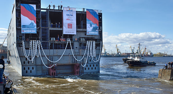 La mise à l'eau de la poupe du premier porte-hélicoptères de classe Mistral destiné à la Marine russe à l'Usine de la Baltique de Saint-Pétersbourg. Crédit : Alexeï Danitchev/RIA Novosti