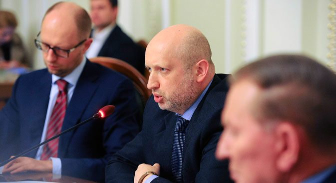 La « table ronde d’unité nationale » s’est ouverte par une allocution d’Alexandre Tourtchinov (au centre). Crédit : Reuters