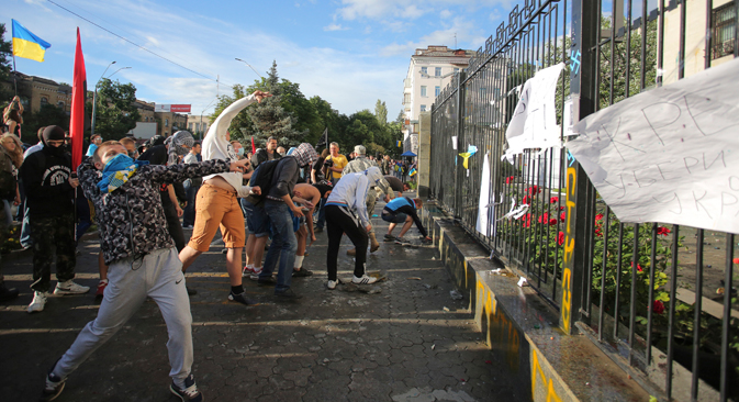 Le 14 juin, l’ambassade de Russie à Kiev a subi une attaque. Crédit : Reuters