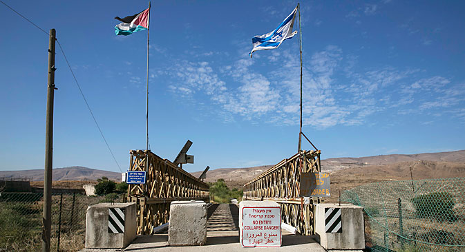 22 octobre 2014 : Les drapeaux nationaux de la Jordanie et d’Israël à Naharayim. Crédit : Reuters
