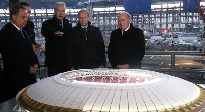 Le président Poutine et le dirigeant de la FIFA Blatter ont visité ce stade légendaire en compagnie du maire de Moscou Sergueï Sobianine. Crédit : Konstantin Zavrajine / RG
