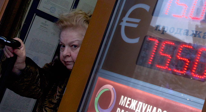 Rubelkrise treibt Russen in die Wechselstuben und verunsichert internationale Investoren. Foto: AP