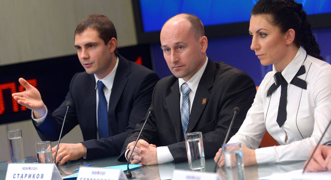 Nikolaï Starikov (au centre) et Ioulia Berezikova (à droite). Crédit : Vladimir Trefilov / RIA Novosti