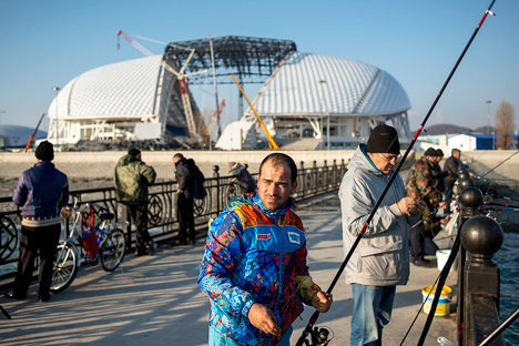 Moški ribariju v bližini stadiona Fisht, kjer je potekala otvoritvena in zaključna slovesnost.