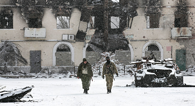 Des insurgés de la République autoproclamée de Donetsk à Vouhlehirsk, localité située à 10 km de Debaltsevo. Crédit : Reuters