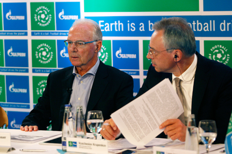 Franz Beckenbauer, Ambassadeur général du projet, et Viatcheslav Kroupenkov, directeur Général de Gazprom Allemagne GmbH. Source : Service de presse