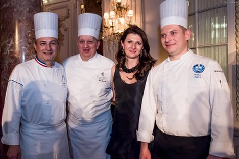 L'auteur des Saisons, Natalia Marzoeva, en compagnie de chefs cuisiniers. Crédit : Aline Gerard 