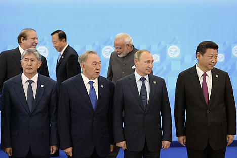 De gauche à droite : Almazbek Atambaev, président de la République kirghize ; Noursoultan Nazarbaïev, président de la République du Kazakhstan ; Vladimir Poutine, président de la Russie ; Xi Jinping, président de la République populaire de Chine ; (deuxième ligne) Nawaz Sharif, Premier ministre du Pakistan ; Zhang Sinfen, chef de la Structure antiterroriste régionale de l'OCS ; Narendra Modi, Premier ministre d'Inde.