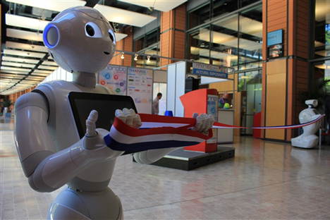 Les robots japonais Pepper et russe Promobot (à droite) "inaugurent" l'exposition INNOROBO 2015. Crédit : Skolkovo Robotics Center 