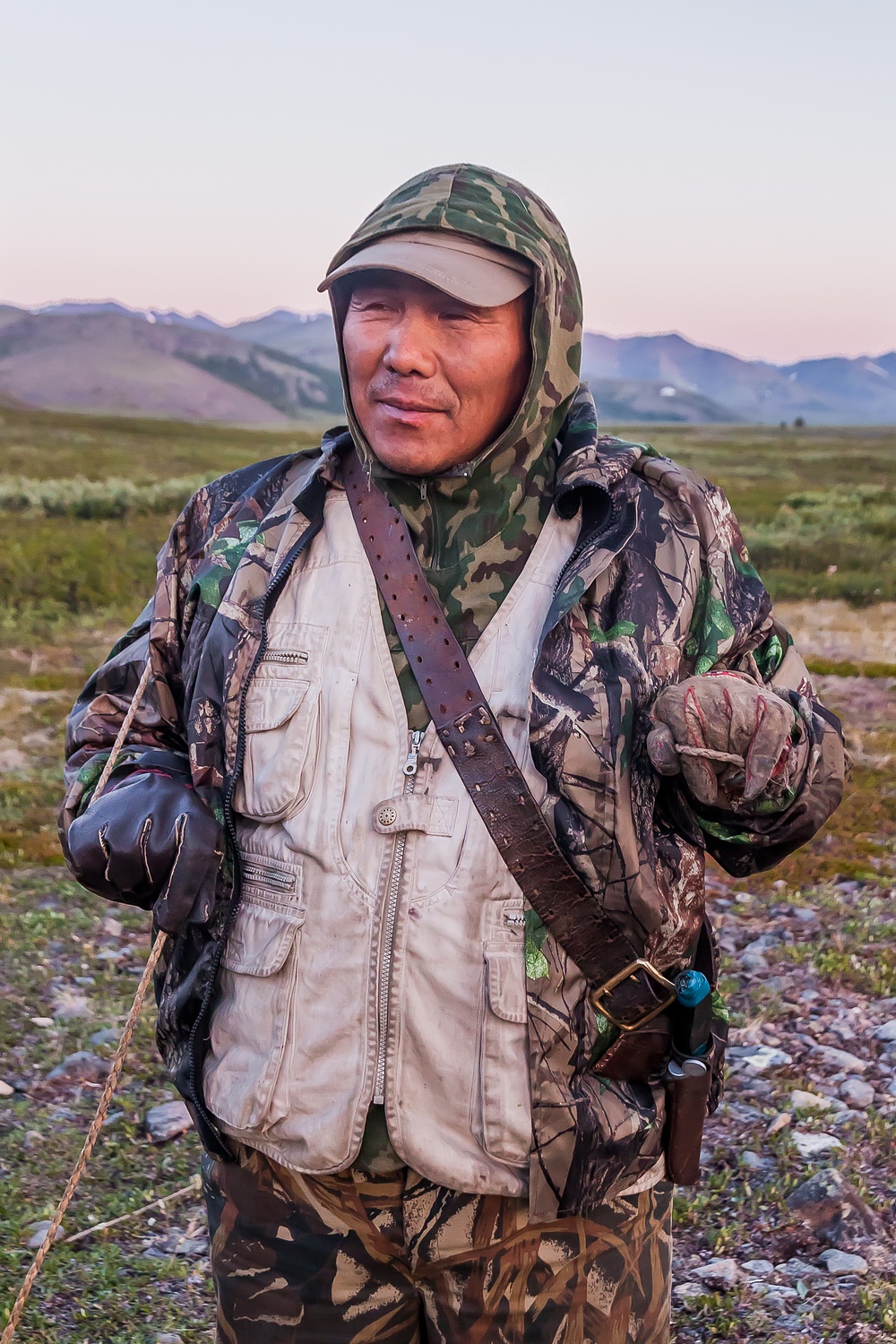 Le cerf permet la survie de nombreux petits groupes indigènes peuplant le nord de la Russie. Les fermes de rennes constituent souvent une grande partie de l’économie des zones rurales. C’est l’histoire de ces gardiens de troupeaux de rennes filmés dans la vallée de la rivière Burgakhchan, dans le District de Bilibinsky, Tchoukotka, en 2011.