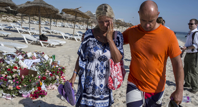 Des toursites rendent hommage aux 38 victimes de l'attaque terroriste à Sousse, en Tunisie. Source : Reuters