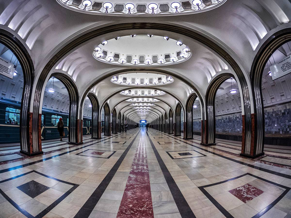 « Le métro m’a toujours fasciné. C’est un monument architectural étonnant et un souvenir de mon enfance. Lorsque j’avais cinq ans, mon père m’emmenait à la maternelle en empruntant la ligne grise. Déjà à cet âge-là, je connaissais le nom de toutes les stations, toutes les correspondances et les détails du décor. J’avais déjà mes stations préférées, dont Maïakovskaïa ou Plochtchad Revolutsii (La Place de la Révolution) », avoue le photographe. Sur la photo : station Maïakovskaïa 