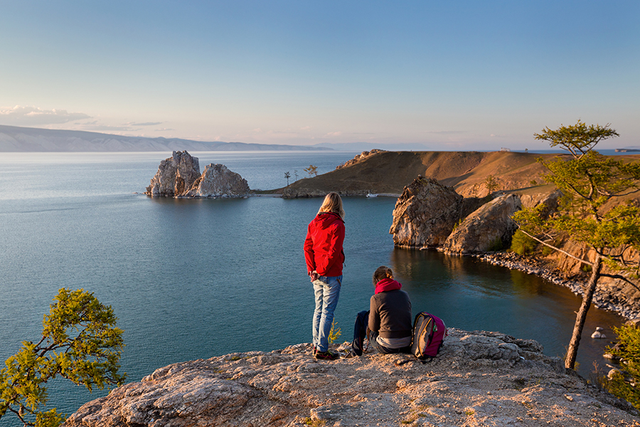 Des touristes au bord du lac Baïkal. 