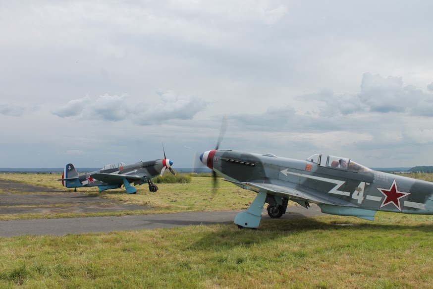 Trois avions Yak-3 et deux avions Yak-11 entièrement équipés participent au festival.