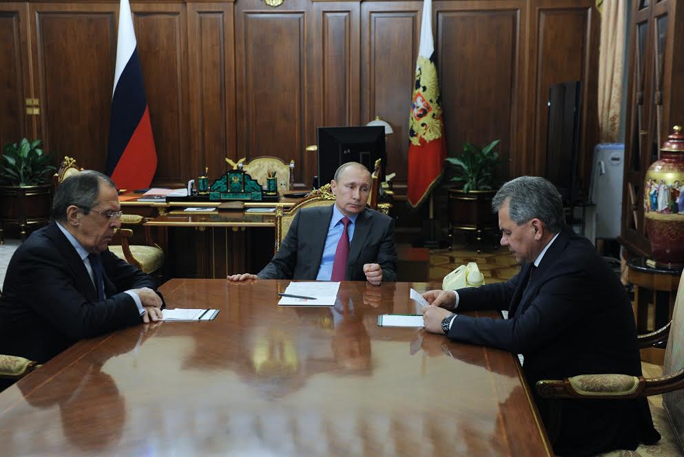 De gauche à droite : le ministre des Affaires étrangères Sergueï Lavrov, le président russe Vladimir Poutine, le ministre russe de la Défense Sergueï Choïgou.