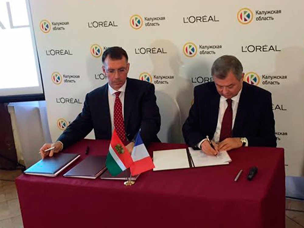 Le directeur général de L'Oréal Russie Claudio Caviccholi (à gauche) et le gouverneur de la région de Kalouga Anatoli Artamonov signent un accord de coopération.