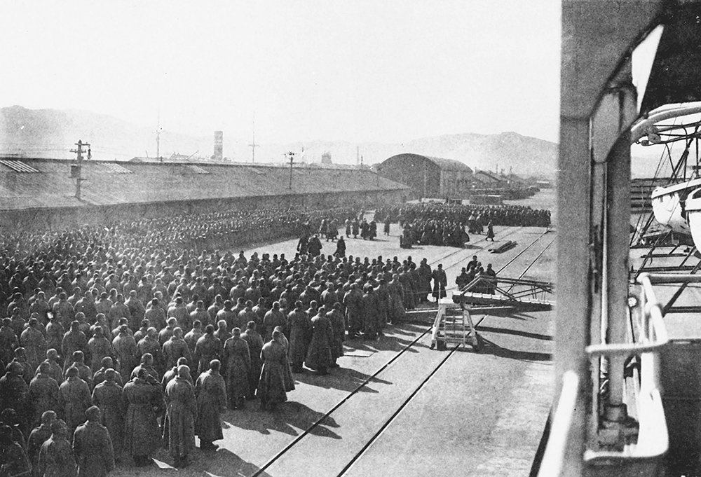La prière avant d’embarquer sur les quais du port de Dairen, en Mandchourie.  Le premier transport, le « Latouche Tréville » appareille le 29 février 1916.