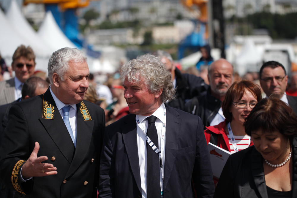 Le maire de Brest François Cuillandre (à dr.) et l'ambassadeur de Russie en France Alexandre Orlov.