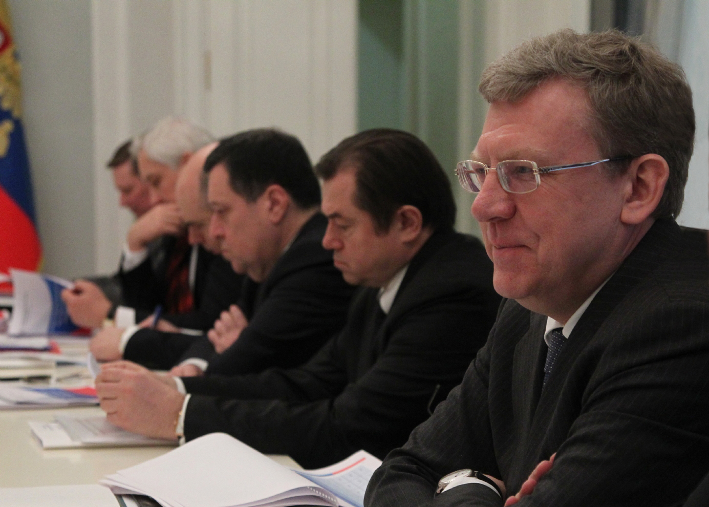 Alexeï Koudrine (1er à partir de la droite) et Sergueï Glazïev (à sa droite) lors d’une réunion de travail à Sotchi.