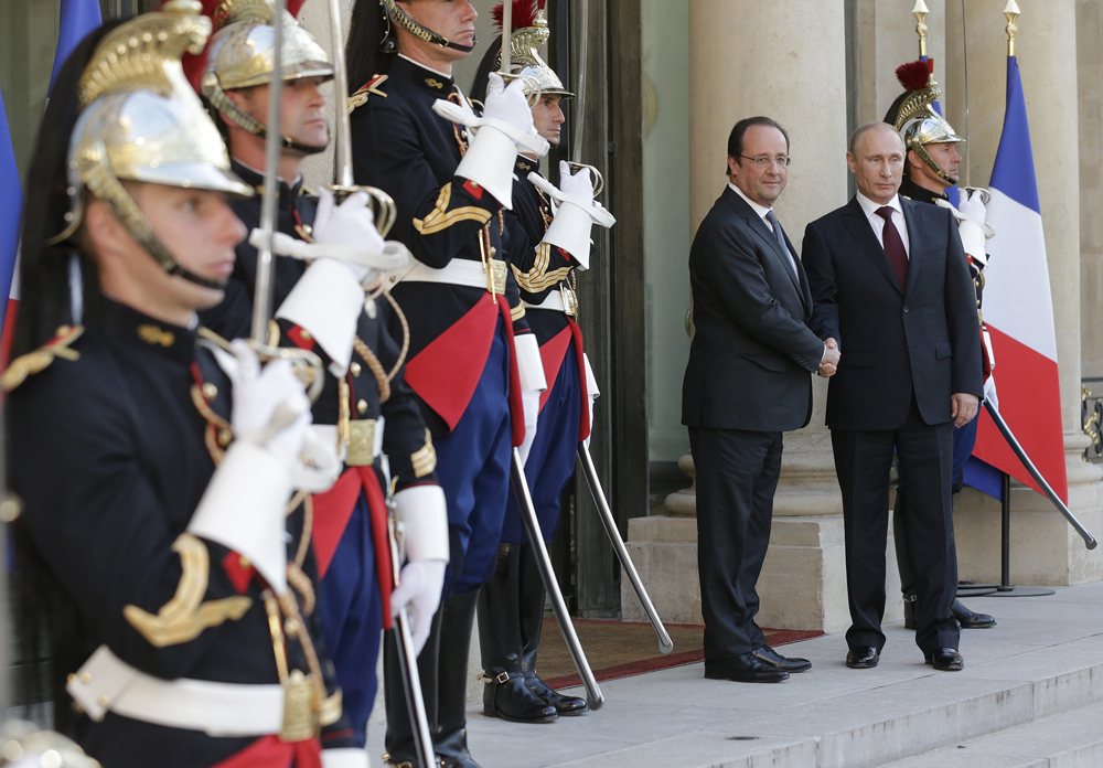 Vladimir Poutine accueilli par François Hollande à l’Élysée le 5 juin 2014 à l’occasion de la commémoration du 70ème anniversaire du Débarquement en Normandie.