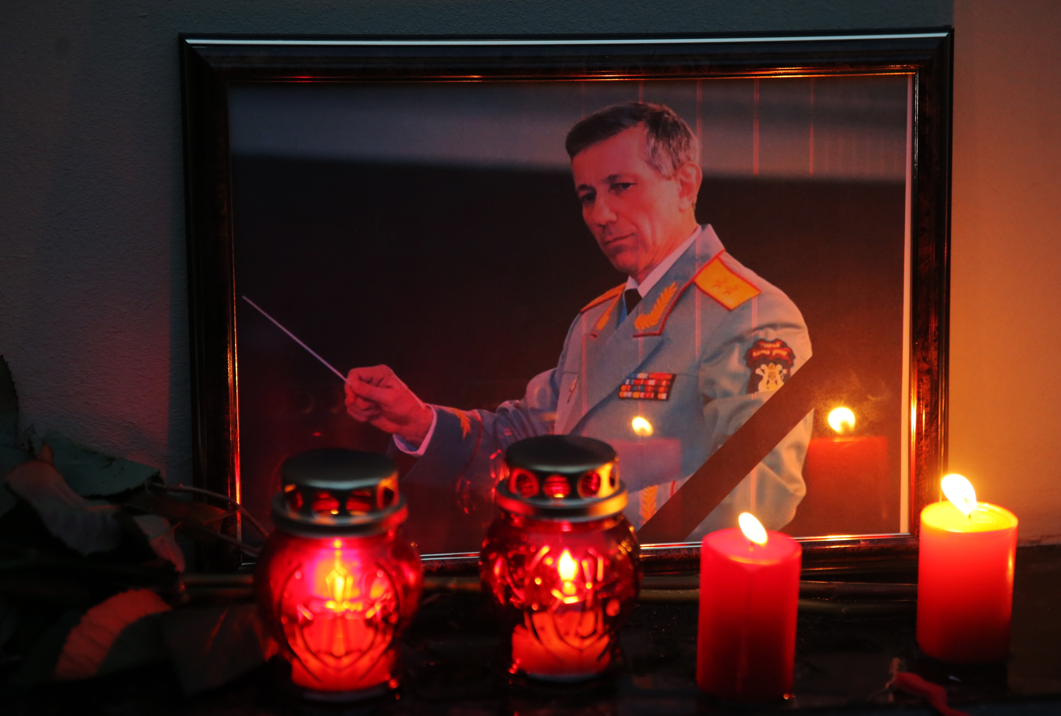 Des chandelles devant une photo Valery Khalilov, directeur des choeurs de l'Armée rouge.
