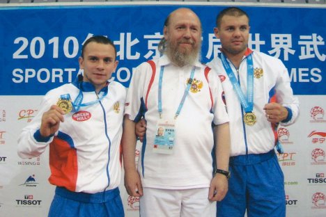 Arhimandrit Silvestar s osvajačima zlatnih medalja u kickboxingu na Prvom svjetskom prvenstvu u borilačkim vještinama, Peking 2010. Izvor: rostov-monastir.ru.