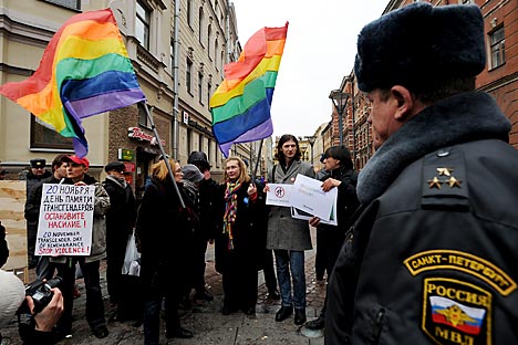 Novi zakon, koji su u veljači donijele vlasti Sankt Peterburga, zabranjuje promoviranje "sodomije, lezbijstva, biseksualnosti i transrodnosti" . Izvor: ITAR-TASS.