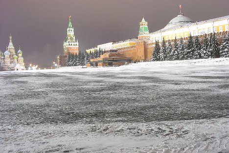 Crveni trg i snijeg uvijek čine vrlo skladnu kombinaciju. Fotografija iz slobodnih izvora.