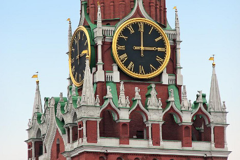 Prema tradiciji, sat na Moskovskom Kremlju najavljuje kraj stare i dolazak Nove godine. Izvor: Rossijskaja gazeta.