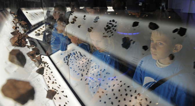 Mladi posjetitelji Moskovskog planetarija razgledaju izložbu meteorita. Izvor: RIA „Novosti“.