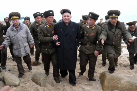 Lider Sjeverne Koreje Kim Džong Un s vojnim službenicima u vojnoj bazi na otočiću Mu, najjužnijoj točki jugozapadnog sektora granice s Južnom Korejom. Izvor: AP.