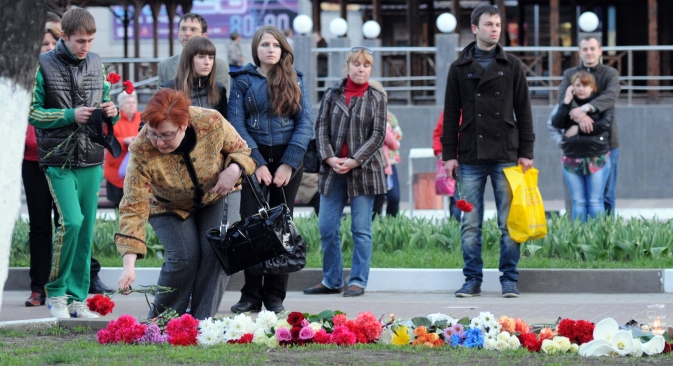 Građani donose cvijeće na mjesto pucnjave na Narodnom bulevaru u Belgorodu koja je odnijela šest života. Izvor: RIA "Novosti"/ Mihail Malihin