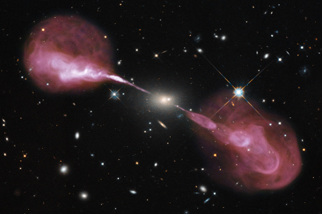 Multispektralna snimka radio-galaksije Herkul-A (Hercules A). Spektakularni „mlazovi“ materije (“jets of matter”) koji se vide na snimci nastaju uslijed gravitacije supermasivne crne rupe koja se nalazi u jezgri ovakvih galaksija, uključujući i galak