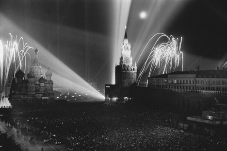Moskva, 9. svibnja, 1945. Fotografija: Dmitrij Baljtermanec. Melodija sadašnje ruske himne dobila je status državnog simbola u Kremlju krajem 1943. godine.